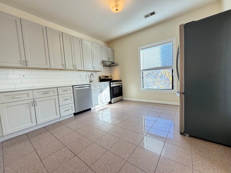 Kitchen - 952 W Windsor Ave