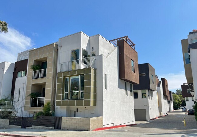 Building Photo - Spacious Light-Flooded 3-Story Silver Lake...