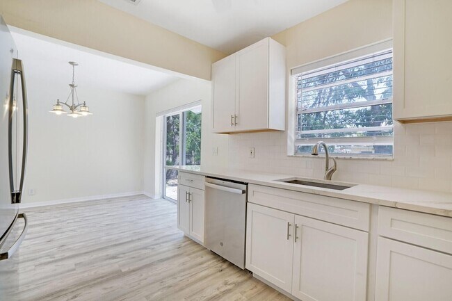 Building Photo - 3800 Calvin Ave