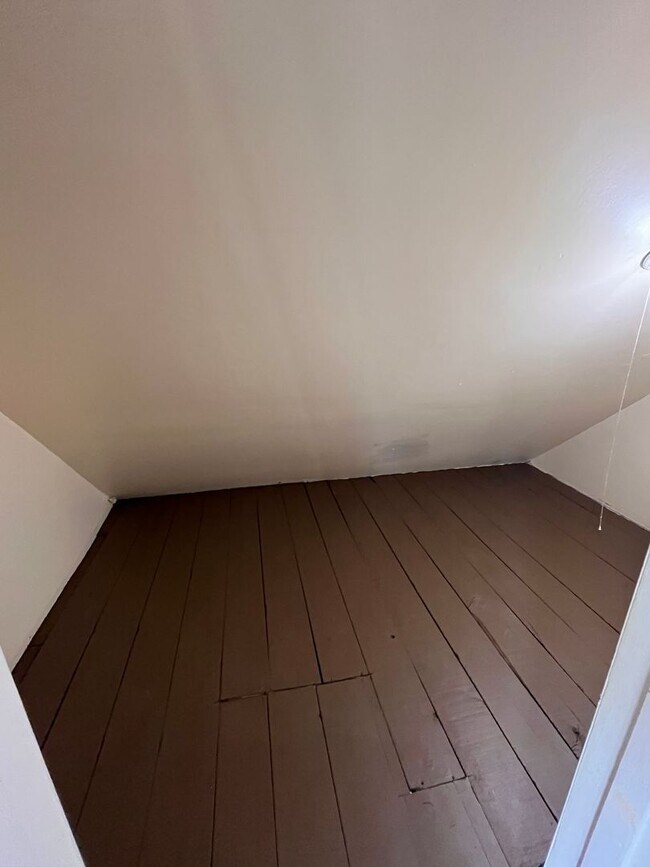 Building Photo - 3 Bedroom || 1.5 Bathroom Home