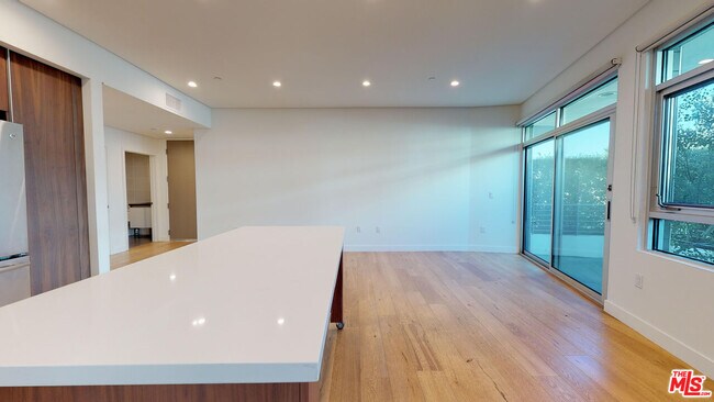 Building Photo - 938 Orange Grove Ave