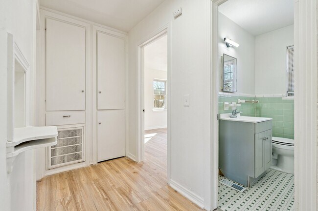 Building Photo - 1412 NE 38th St