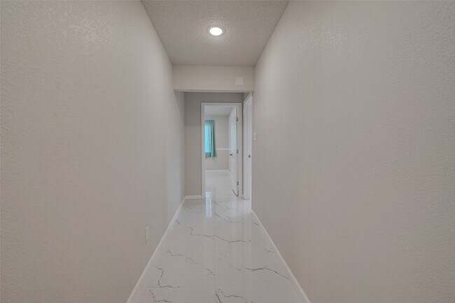 Building Photo - 12055 Fairpoint Dr