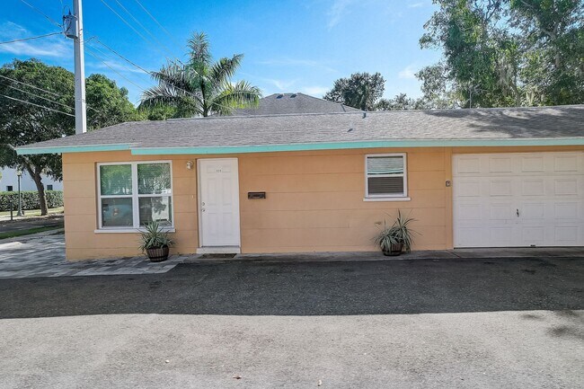 Building Photo - 2 Bed / 1 Bath Cozy Downtown Duplex Apartment