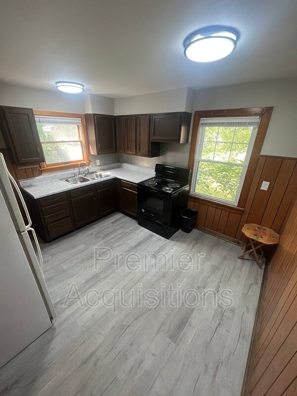 Building Photo - 126 E 3rd St