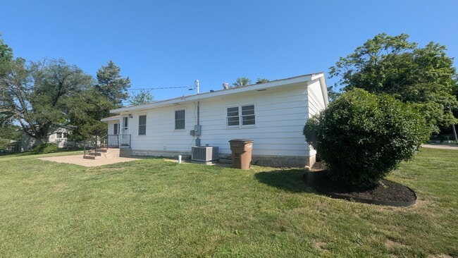 Building Photo - 2221 Millwood Dr