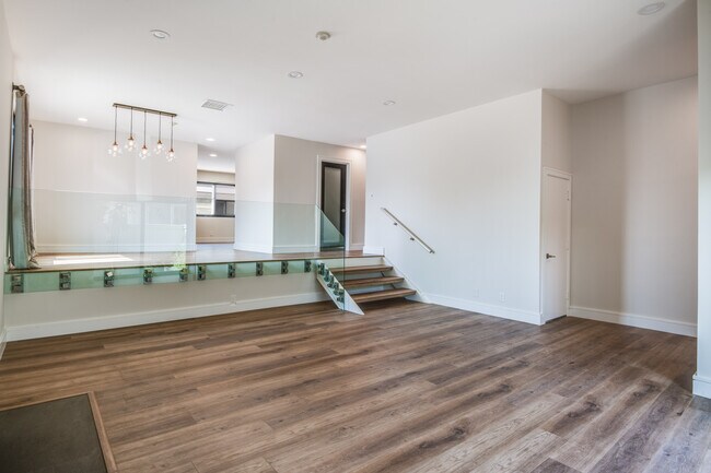 Building Photo - 718 S Catalina Ave