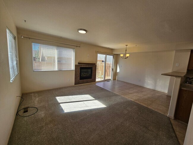 Building Photo - 3 Bed 4 bath Townhome in University Village!