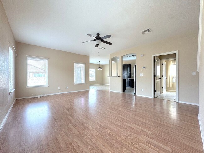 Building Photo - Sandstone Ranch Estates 4Bed/2.5bath Refrig A/C!