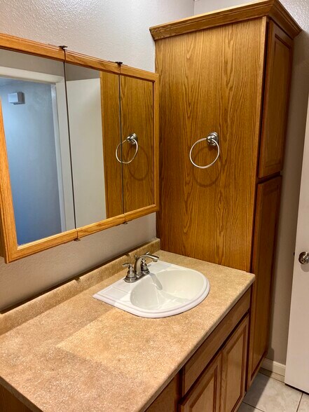 Building Photo - 1811 E Grand Ave