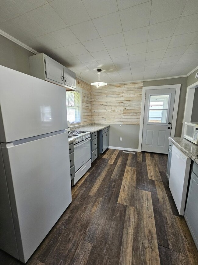 Building Photo - 2 Bed 1 Bath Home with fenced in yard loca...