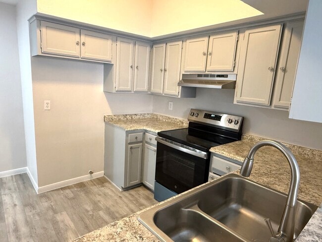 Building Photo - 8643 Village of Fondren