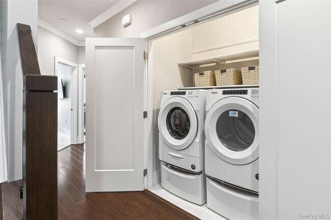 Building Photo - 348 Horseman Blvd