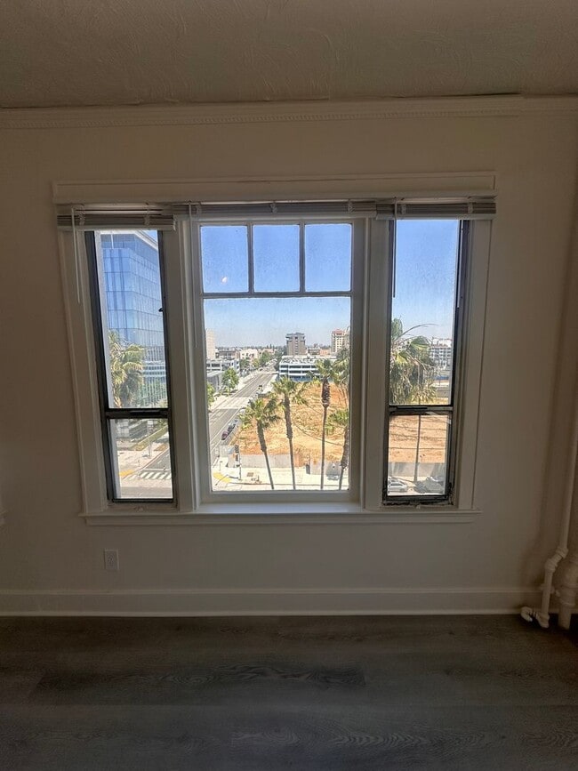 Building Photo - Bright & Spacious 1 Bed / 1 Bath in the He...