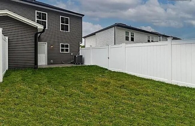 Building Photo - 2065 Aster Dr