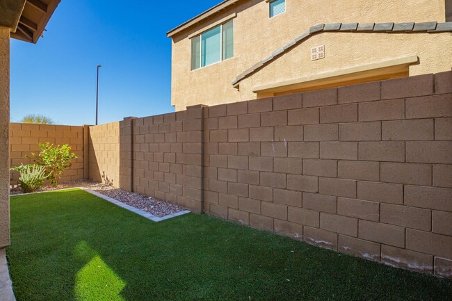 Building Photo - Modern and Spacious Townhome in the Mosaic...