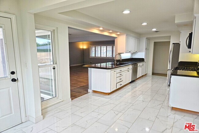 Building Photo - 22337 Cantara St