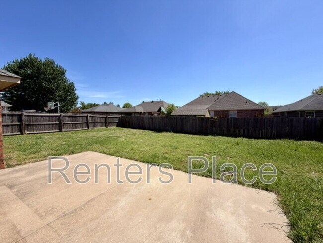 Building Photo - 2006 W J St