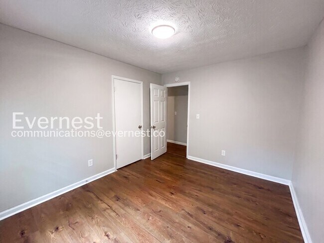 Building Photo - 5 Bed, 3 Bath Home with Garage / Pet-Friendly / Vouchers Accepted / Available Now!