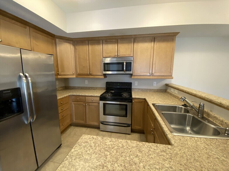 Building Photo - 2000 Meadow Ct