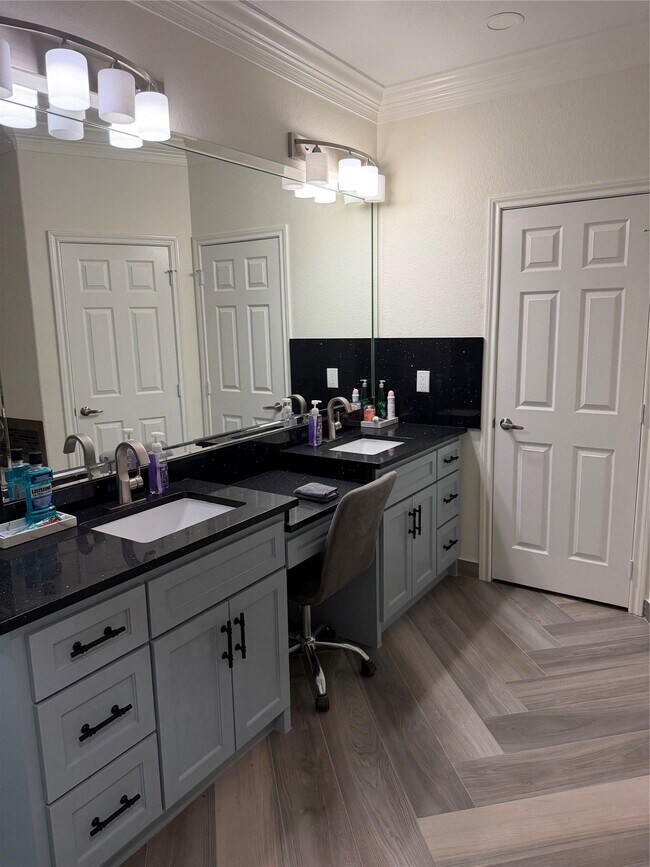 Building Photo - 5525 Swan Dr