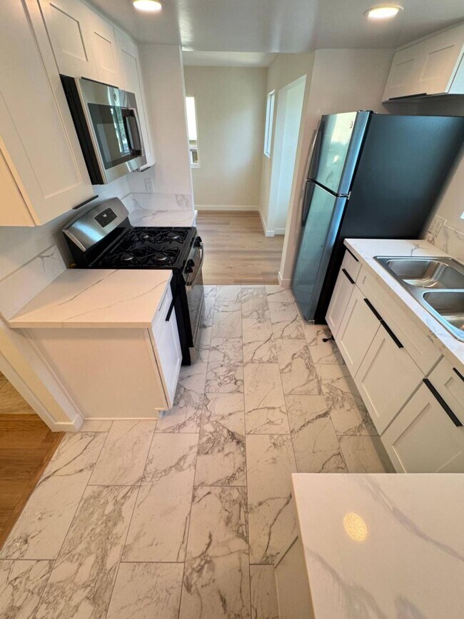 Building Photo - 3.0 bedroom in Glendale California 91203