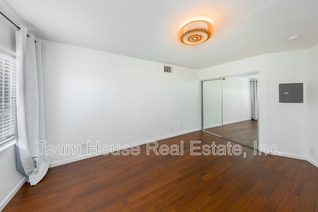 Building Photo - 5845 S Mansfield Ave