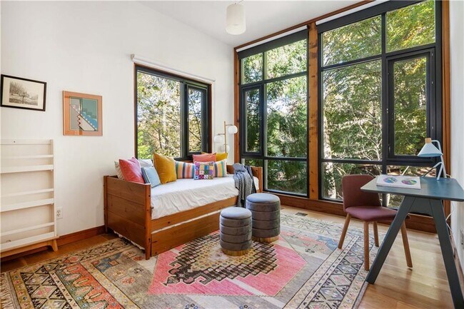 Building Photo - 515 Claire Dr NE