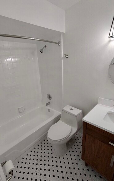 Hallway Full Bathroom - 4124 Pershing Pointe Pl