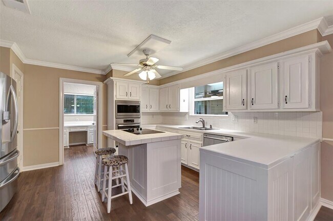Building Photo - 75 Wood Hollow Dr