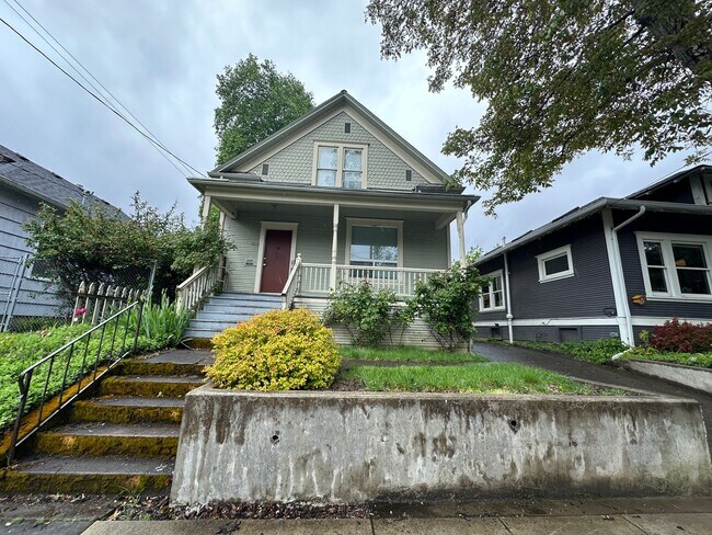 Building Photo - Charming 3 Bedroom Portland Home!