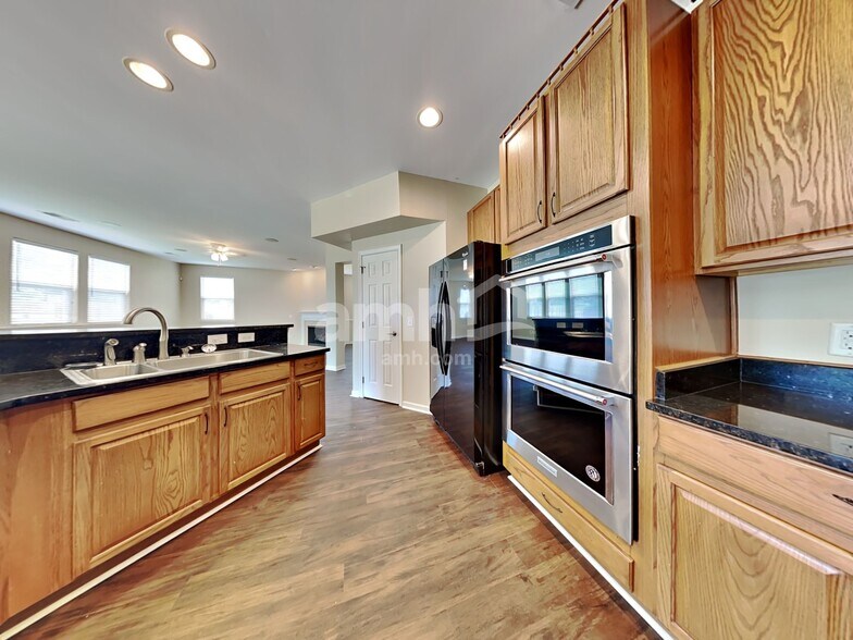Building Photo - 1306 Song Sparrow Way