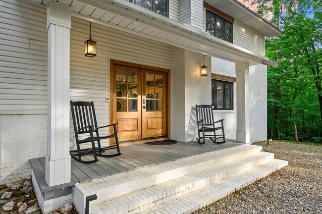 Building Photo - 47 White Pne Rd