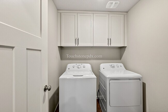 Building Photo - Modern 3BD | 2.5 BA Happy Valley Home On Corner Lot!