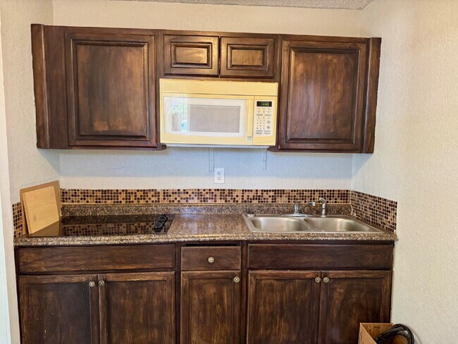 Building Photo - Updated Rear Unit