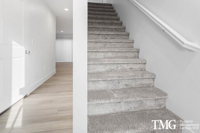 Building Photo - 1 MONTH FREE ON A 12 MONTH LEASE!