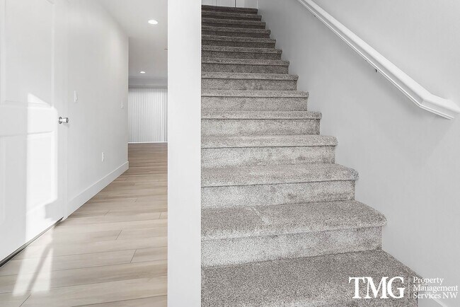 Building Photo - Modern townhome available June 1st!