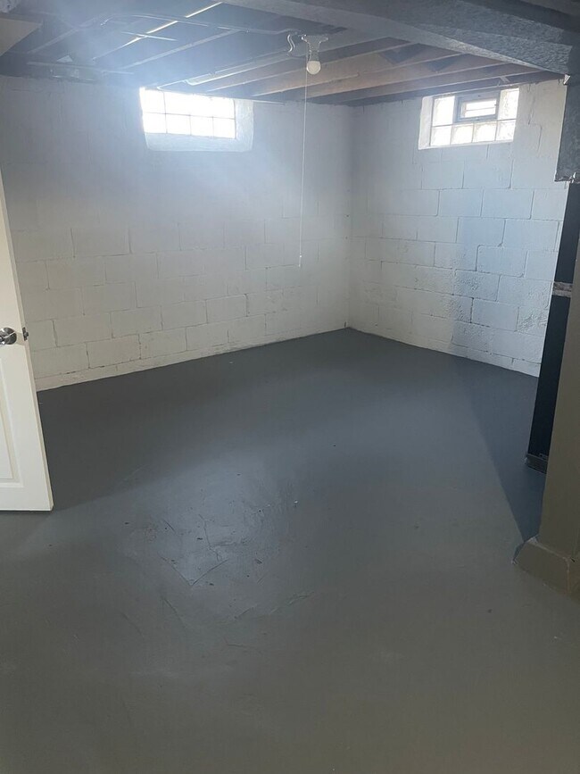 Building Photo - Brick Home with 2 Bathrooms