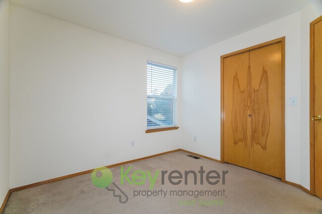 Building Photo - Kent Luxury Home with Double Primary Suite...