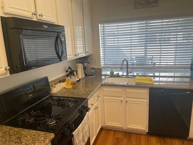 Building Photo - Dual Master Two Bedroom Townhome in Westpa...