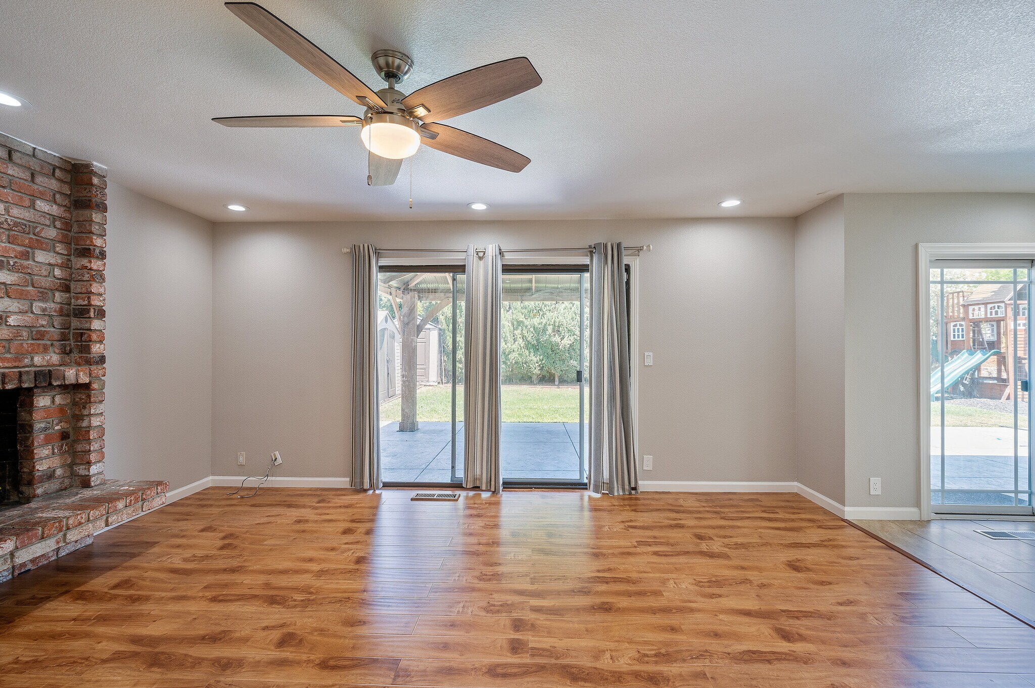 Building Photo - 3661 Slopeview Dr
