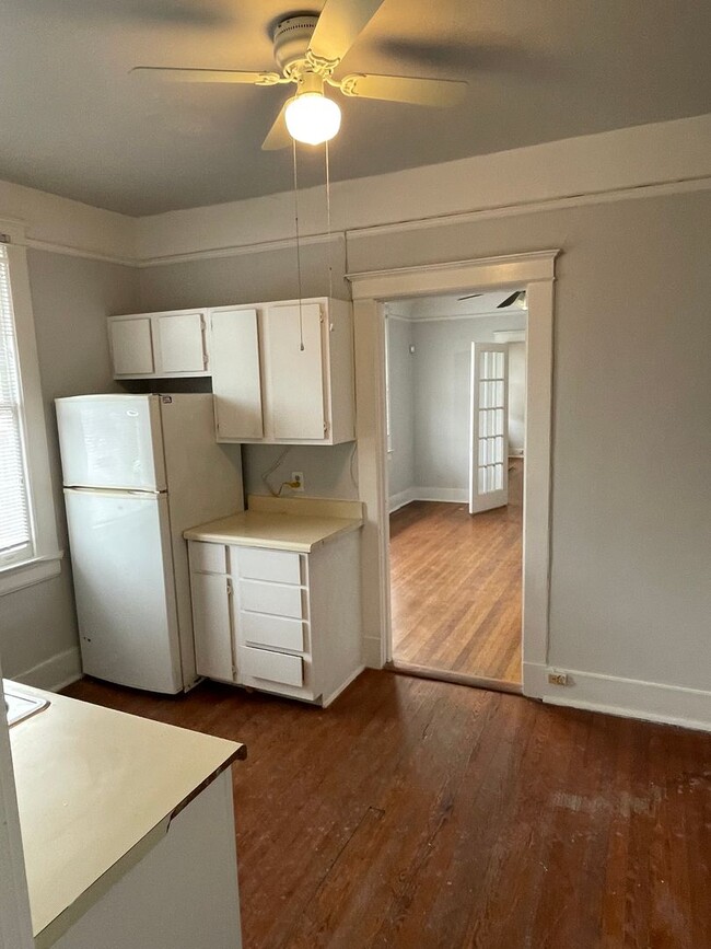 Building Photo - 1BD/1BA on Broadway St. Shared Laundry on ...