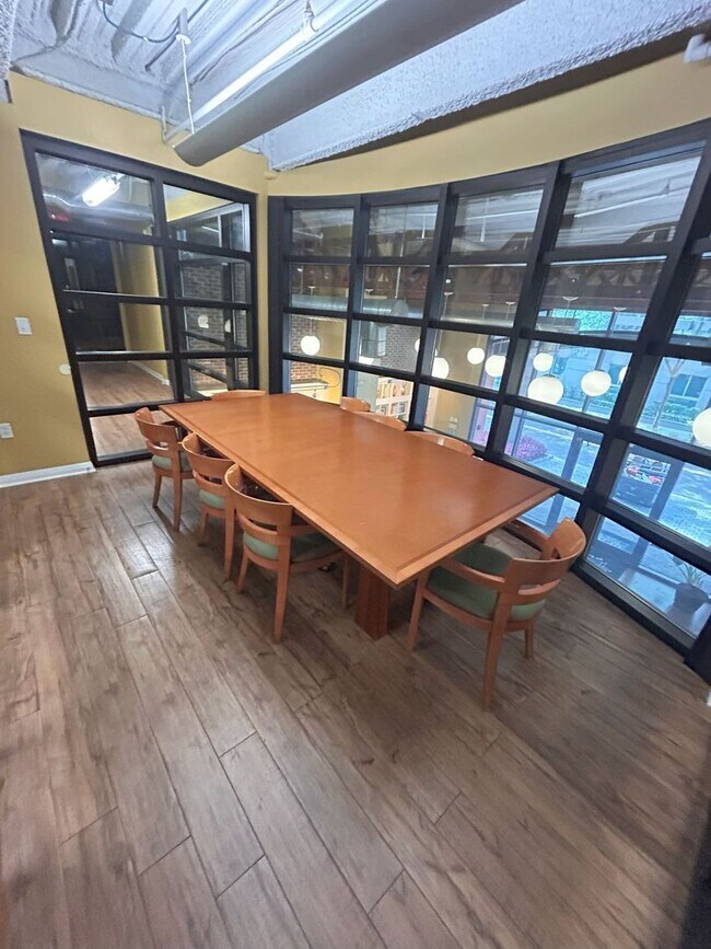 Building Photo - Beautiful 1/1 in Uptown Place!!