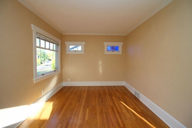 Building Photo - Adorable 2++ Bedroom, 2 Bath Brooklyn Bungalow - steps to MAX line