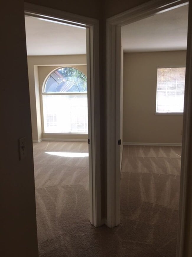 Building Photo - Great Location 3 Bedroom 2.5  Bath Townhouse