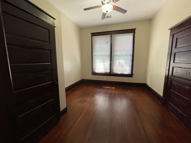 Building Photo - 305 W 38th St