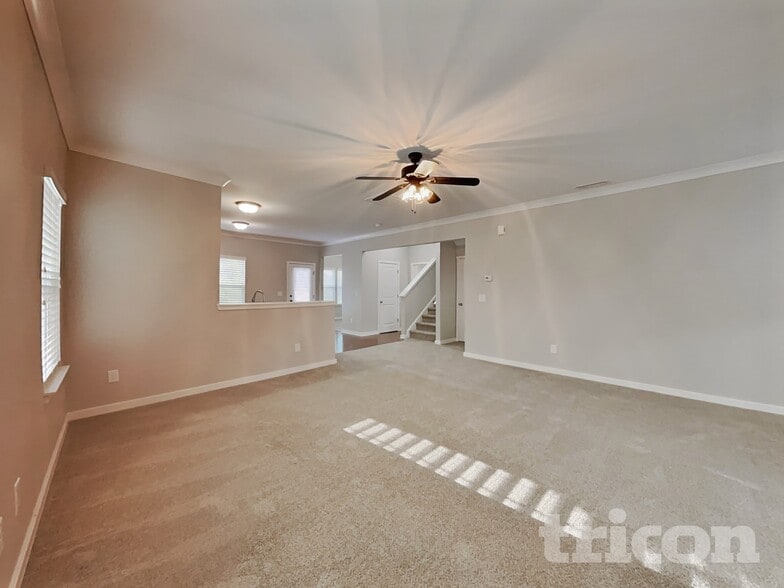 Building Photo - 513 Soaring St