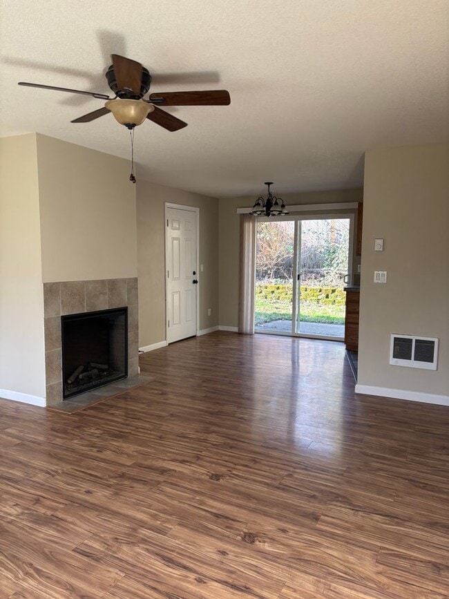 Building Photo - Located in a Desirable Area in Wilsonville 2 Bedroom Unit in a 4 Plex