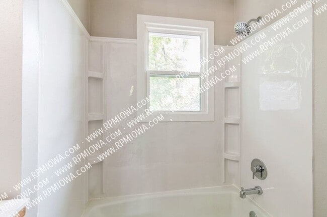 Building Photo - 1533 Ridgewood Ave