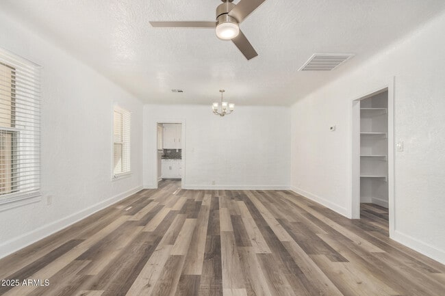 Building Photo - 423 E Crescent Ave